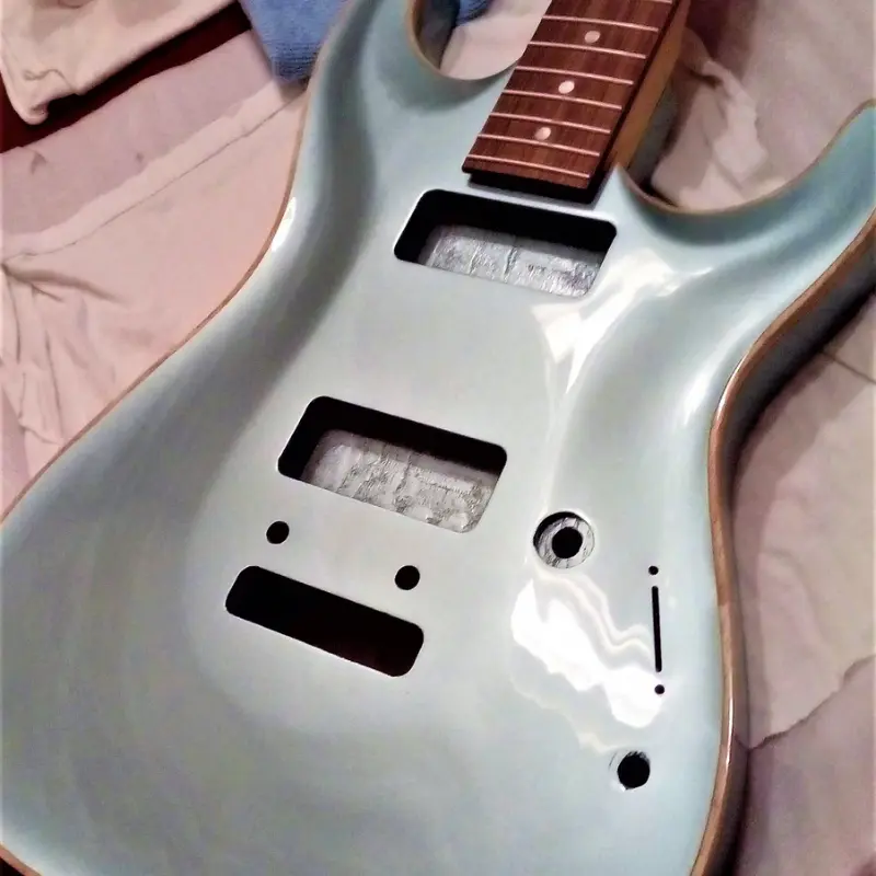 Guitarra azul en reparación
