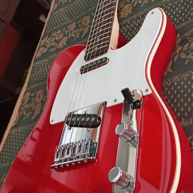 Guitarra customizada roja y blanca