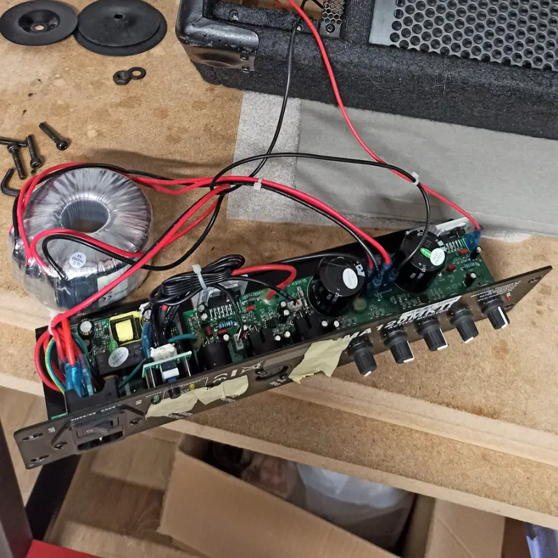 Electrónica de una guitarra en reparación