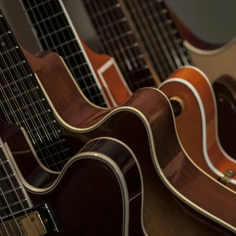 Varias guitarras puestas en fila