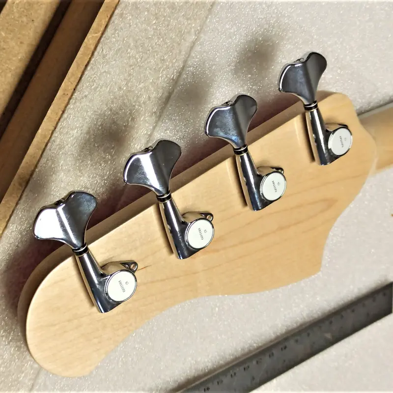 Clavijas nuevas colocadas en pala de guitarra