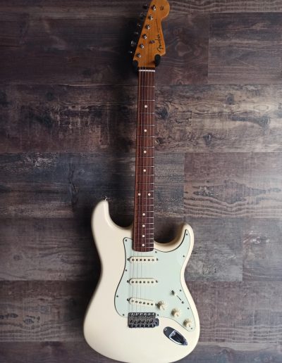 Exposición en pared de guitarra Fender Road Worn '60s Stratocaster Olympic White PF