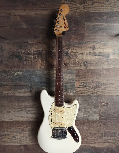 Exposición en pared de guitarra Fender Mustang