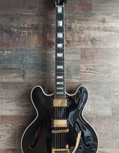 Exposición en pared de guitarra Gibson Custom Shop ES-355