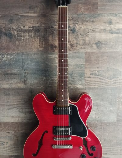 Exposición en pared de guitarra Gibson ES-335 1964
