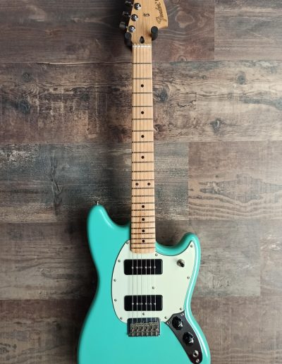 Exposición en pared de guitarra Fender Player Mustang 90