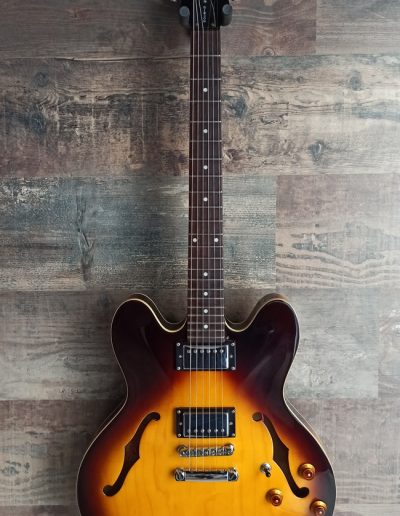 Exposición en pared de guitarra Gibson Memphis ES-335 Studio