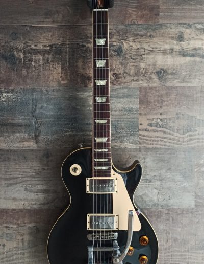 Exposición en pared de guitarra Gibson Les Paul Standard Bigsby