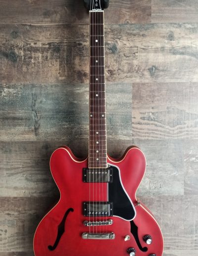 Exposición en pared de guitarra Gibson 1964 ES-335