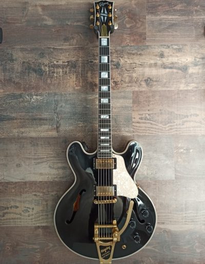 Exposición en pared de guitarra Gibson ES-355 Bigsby VOS