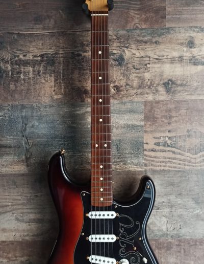 Exposición en pared de guitarra Fender Vaughan Stratocaster