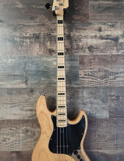 Exposición en pared de guitarra Fender Deluxe Active Jazz Bass