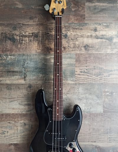 Exposición en pared de guitarra Fender Blacktop J Bass