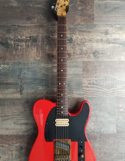 Exposición en pared de guitarra Fender Tele Red