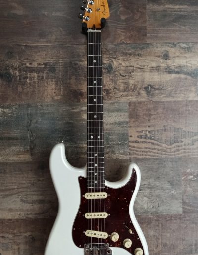 Exposición en pared de guitarra Fender American Ultra Stratocaster