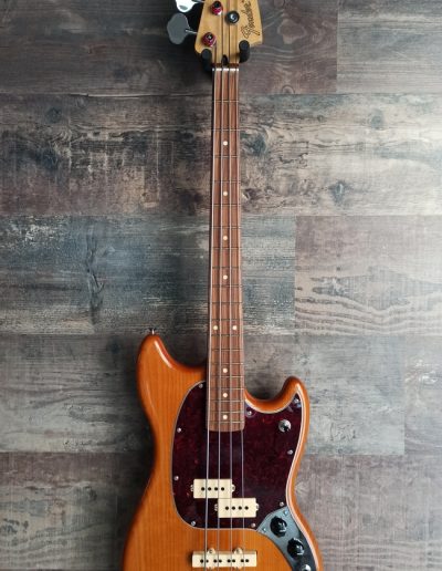 Exposición en pared de guitarra Fender Mustang Bass Pj