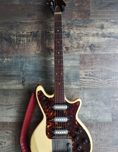 Exposición en pared de guitarra Framus Strato Super S 1963
