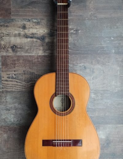 Exposición en pared de guitarra Clásica luthier