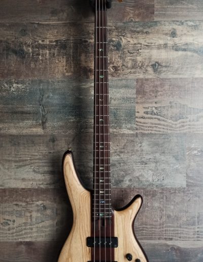 Exposición en pared de guitarra Ibanez Premium Bass Sr1300