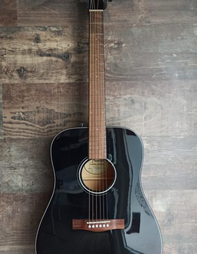 Exposición en pared de guitarra Fender CD-60S