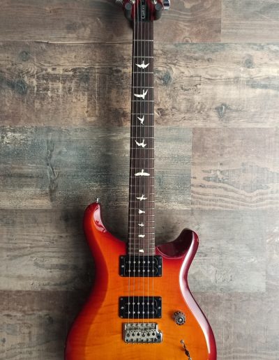 Exposición en pared de guitarra PRS Custom 24