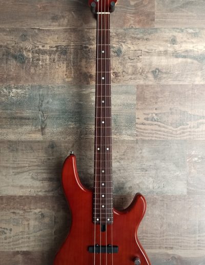 Exposición en pared de guitarra Yamaha Bass 4