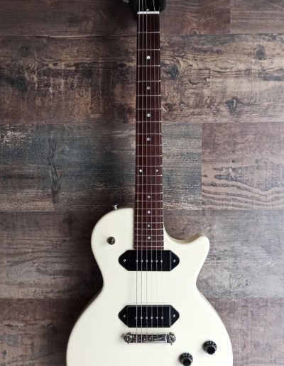 Exposición en pared de guitarra Heritage Special Standard H-137
