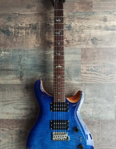 Exposición en pared de guitarra PRS SE Custom 24 Blue