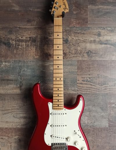 Exposición en pared de guitarra Fender Stratocaster ST80