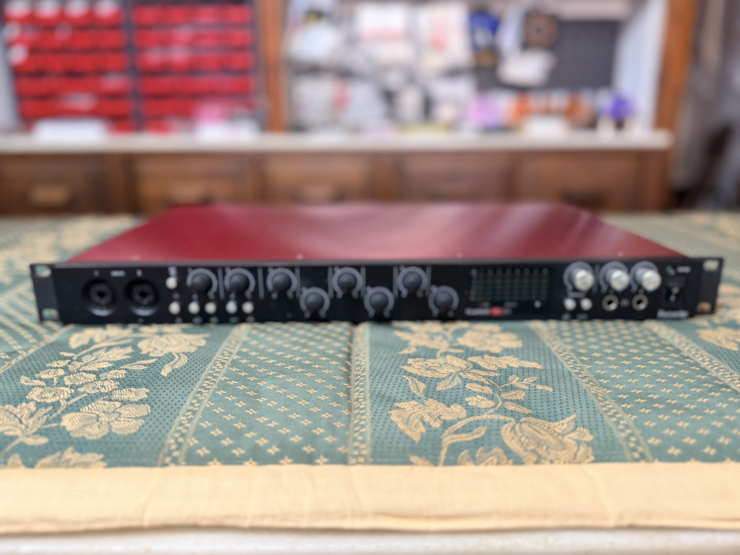 Focusrite Scarlett 18i20 2ª Generación + Behringer ADA8200 Ultragain