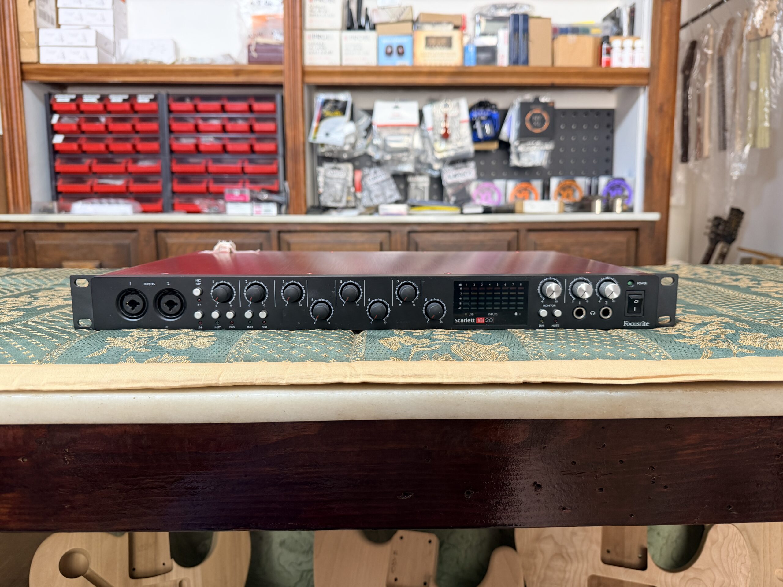 Focusrite Scarlett 18i20 2ª Generación + Behringer ADA8200 Ultragain